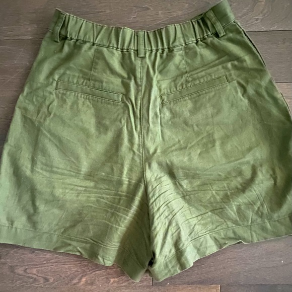 Uniqlo High- wasted Kaki Shorts - Picture 2 of 4